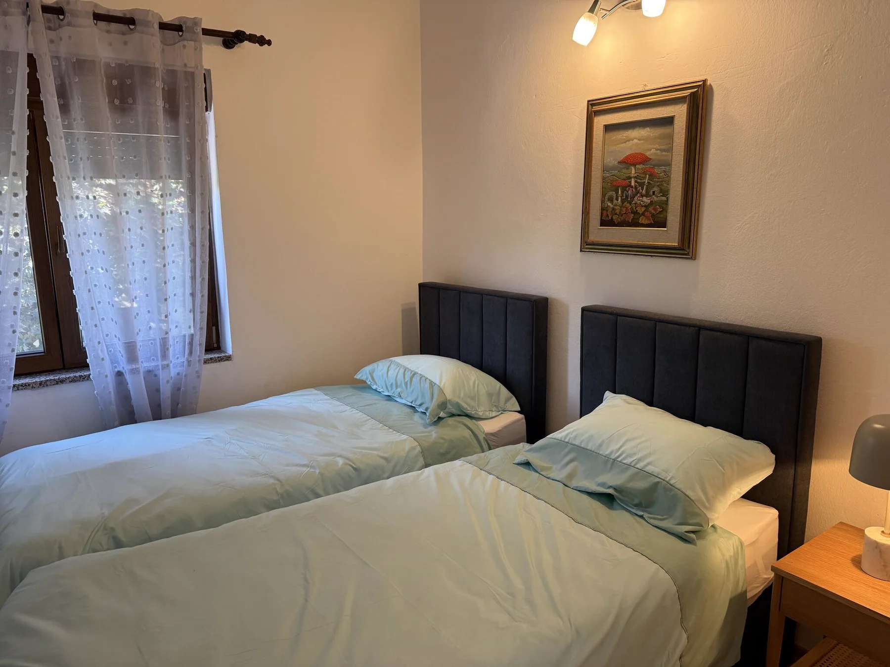 Schlafzimmer mit zwei Einzelbetten