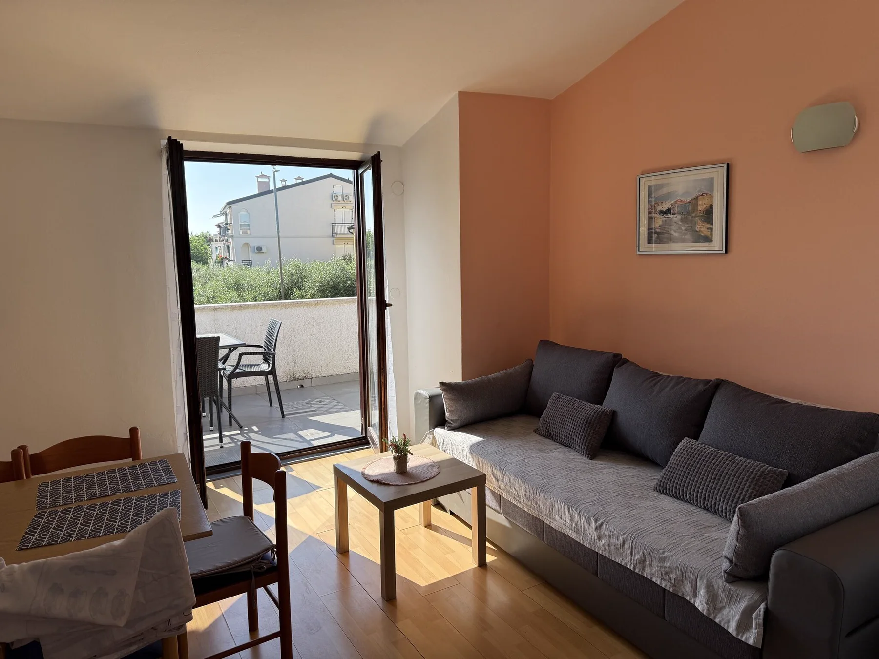 Wohnraum mit offener Tür zur Terrasse