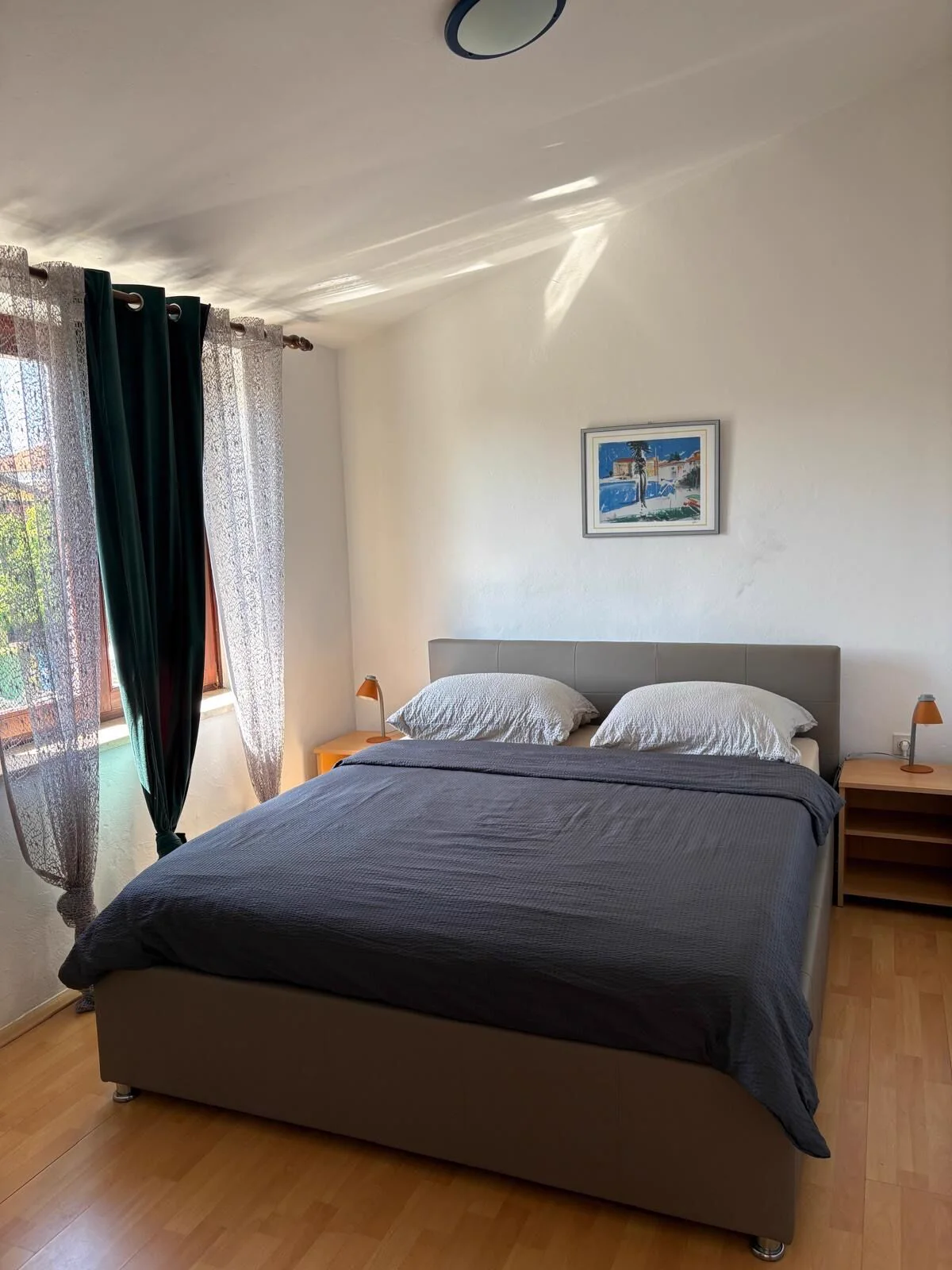Schlafzimmer mit Doppelbett