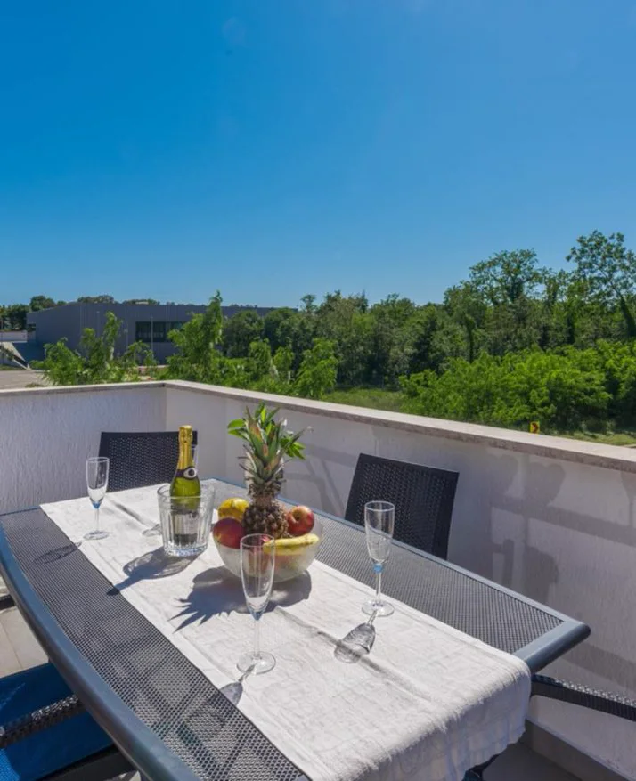 Private Terrasse mit Esstisch