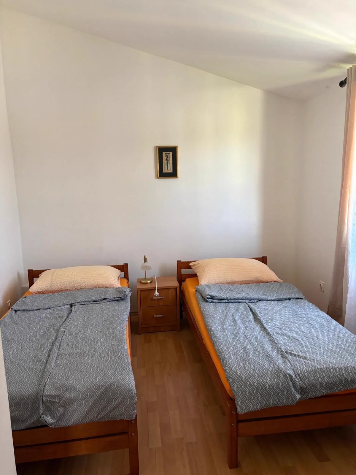 Schlafzimmer mit zwei Einzelbetten