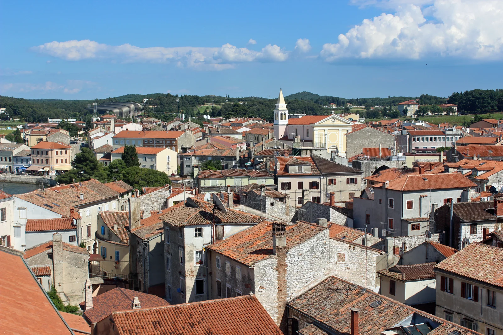 Blick über die roten Dächer der Altstadt von Poreč