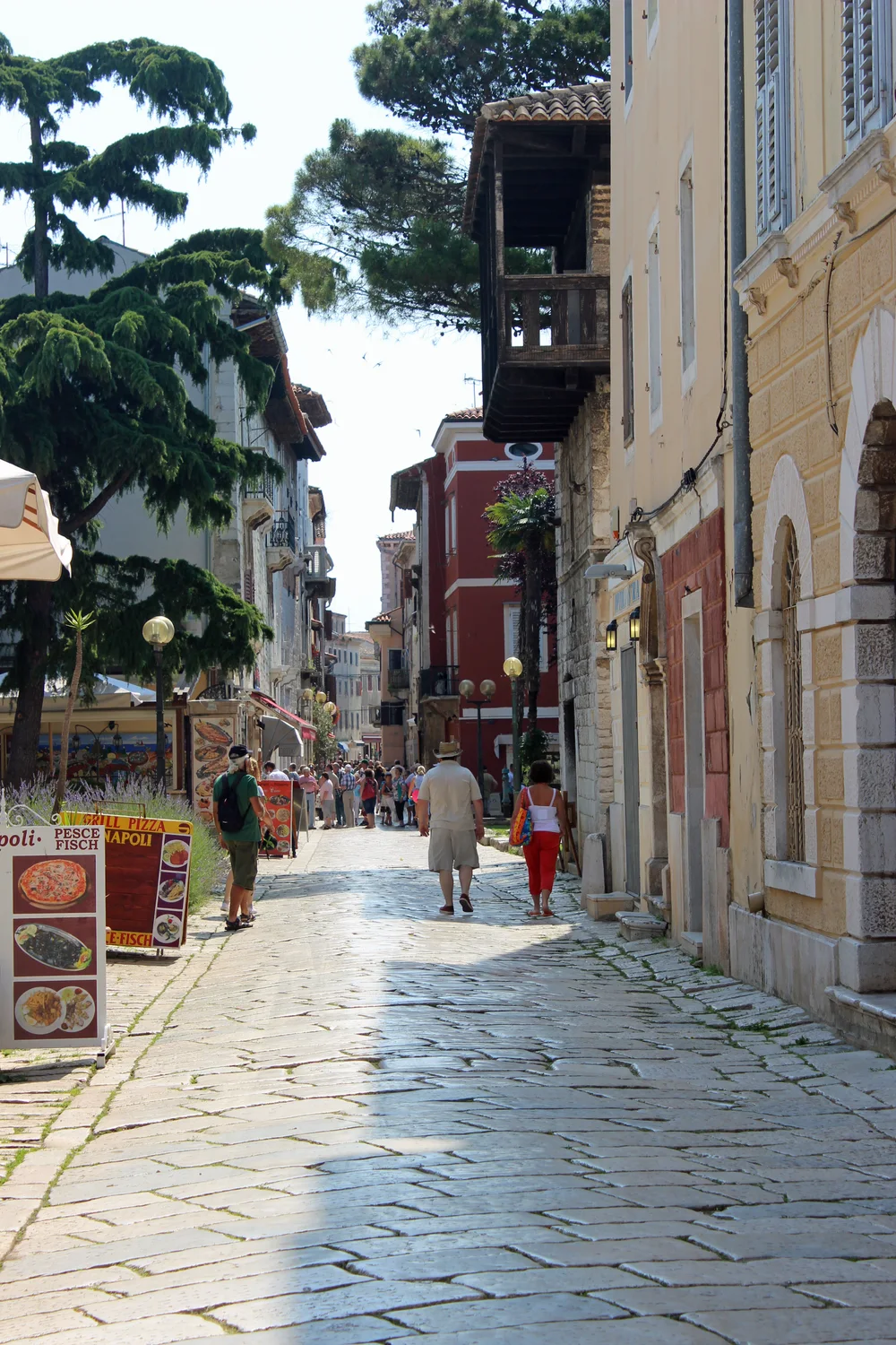 Die Steinstraße Decumanus in der Altstadt von Poreč