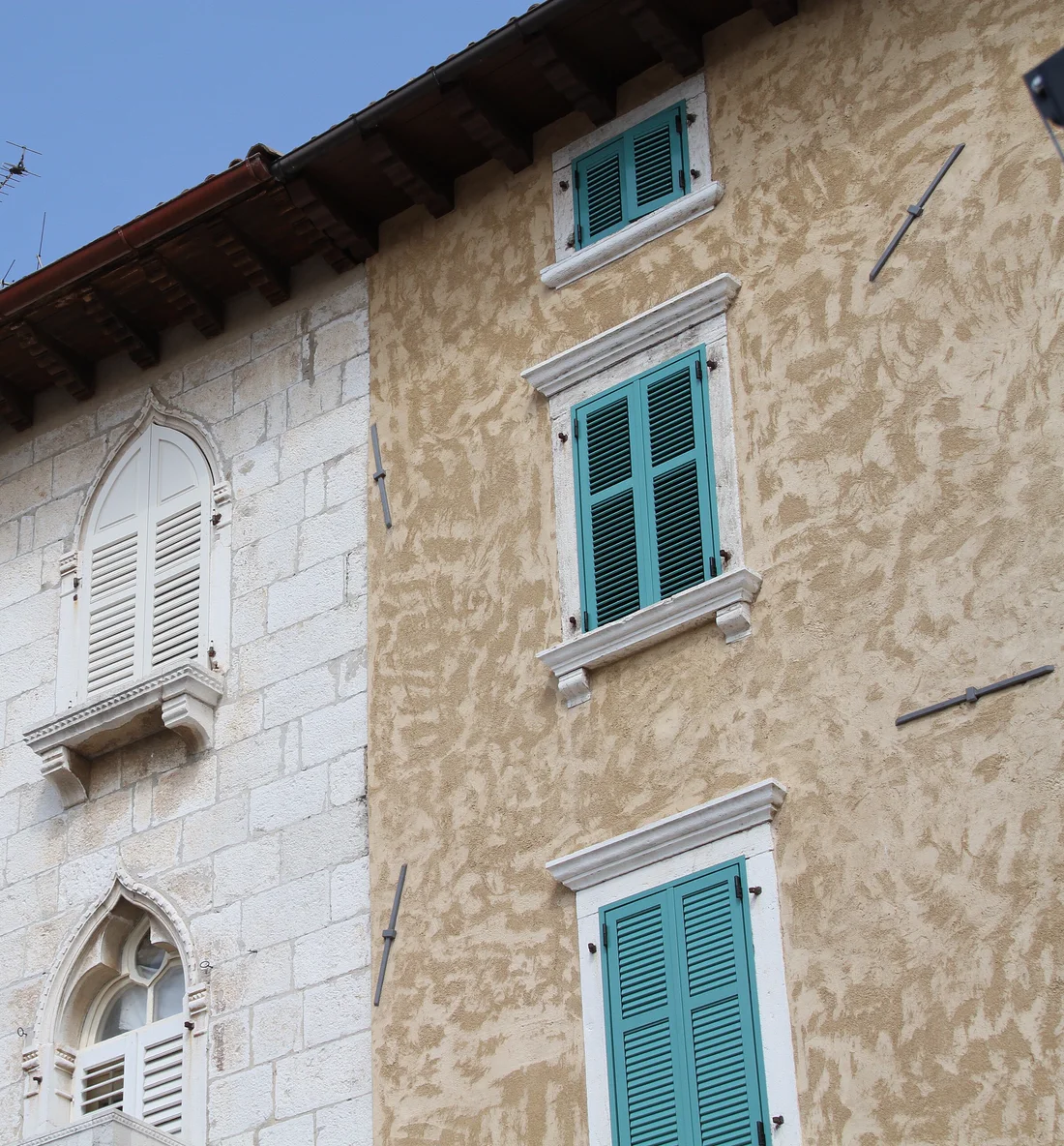 Venezianische Fassaden mit grünen Fensterläden in Poreč