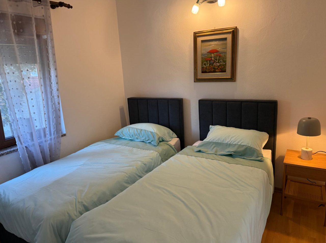 Dina — Schlafzimmer mit Doppelbetten