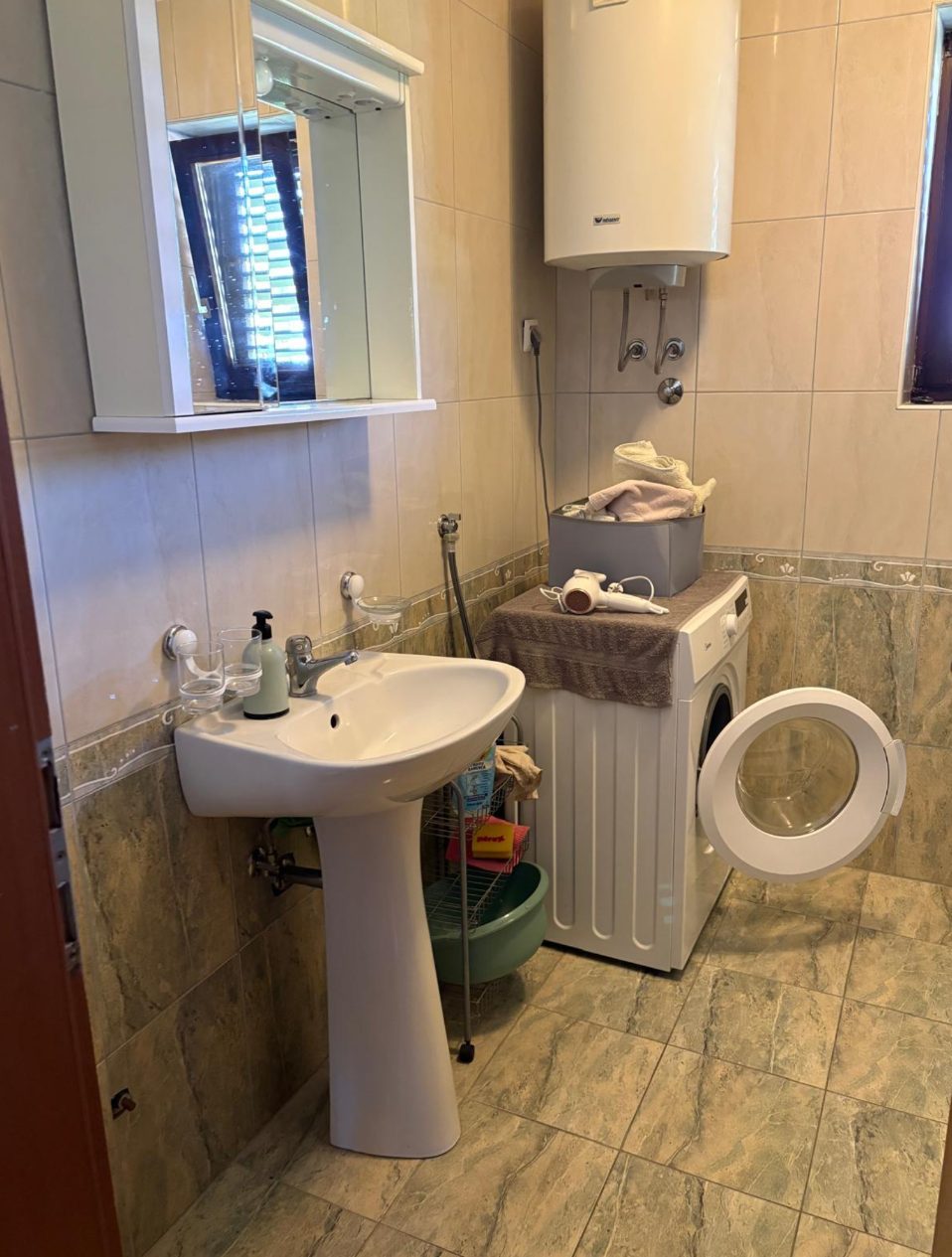 Veronika — Badezimmer mit Waschmaschine